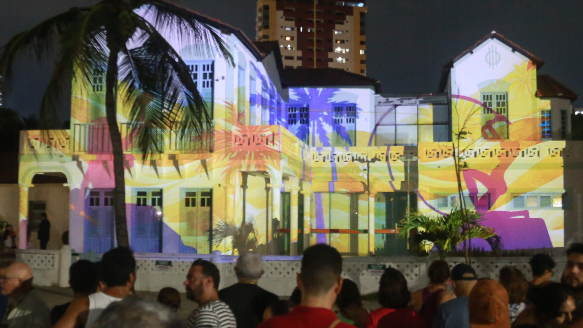 fachada do Estoril com projeções coloridas